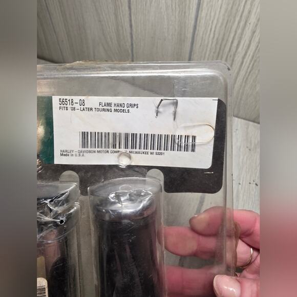 Harley Davidson Flame Hand Grips 2008-Later Touring Models 56518-08 Chrome/Black - Picture 3 of 11